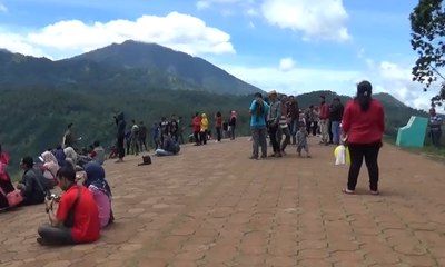 Menikmati Kota Batu dengan Paralayang