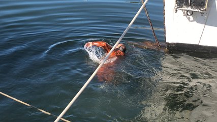 Hypo, gérant du bar La Paillote se jette à l’eau.