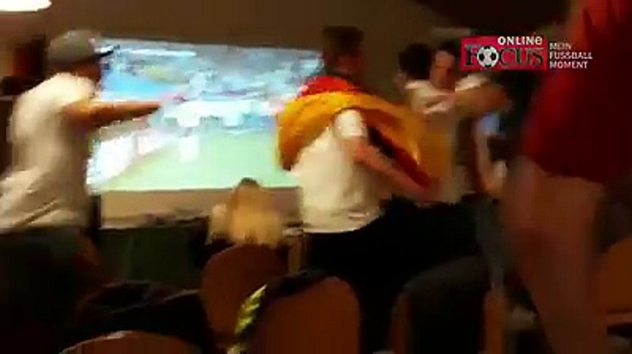 Deutschland im Siegestaumel gegen Schweden. (via Mein Fußball-Moment)