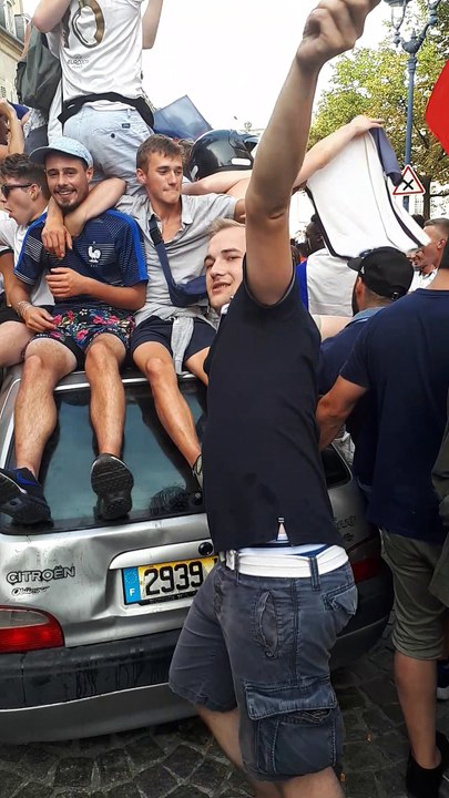 Une voiture chargée de supporters en joie à Nancy