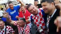 #GrupoLPGenRusia | Aficionados croatas mantienen el entusiasmo en la Plaza de Las Luces luego de la clasificación de su selección a la final del Mundial en la q