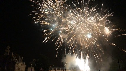 Le feu d’artifice colore le quai d’Aiguillon