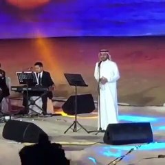 فتاة منقبة تقتحم المسرح وتحتضن ماجد المهندس