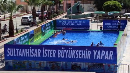 Aydın'da çocuklar kurulan portatif havuzlarda serinliyor