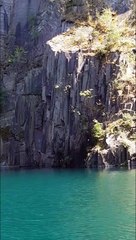 Ces 2 jeunes qui plongent d'une falaise vont se faire une grosse frayeur