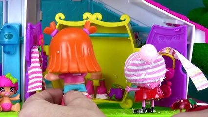 Peppa Pig et les bébés Pinypon font un magnifique bonhomme de neige pendant les vacances Noël