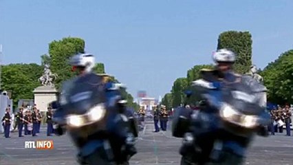 Deux motards de la police se percutent lors du défilé du 14 juillet à Paris