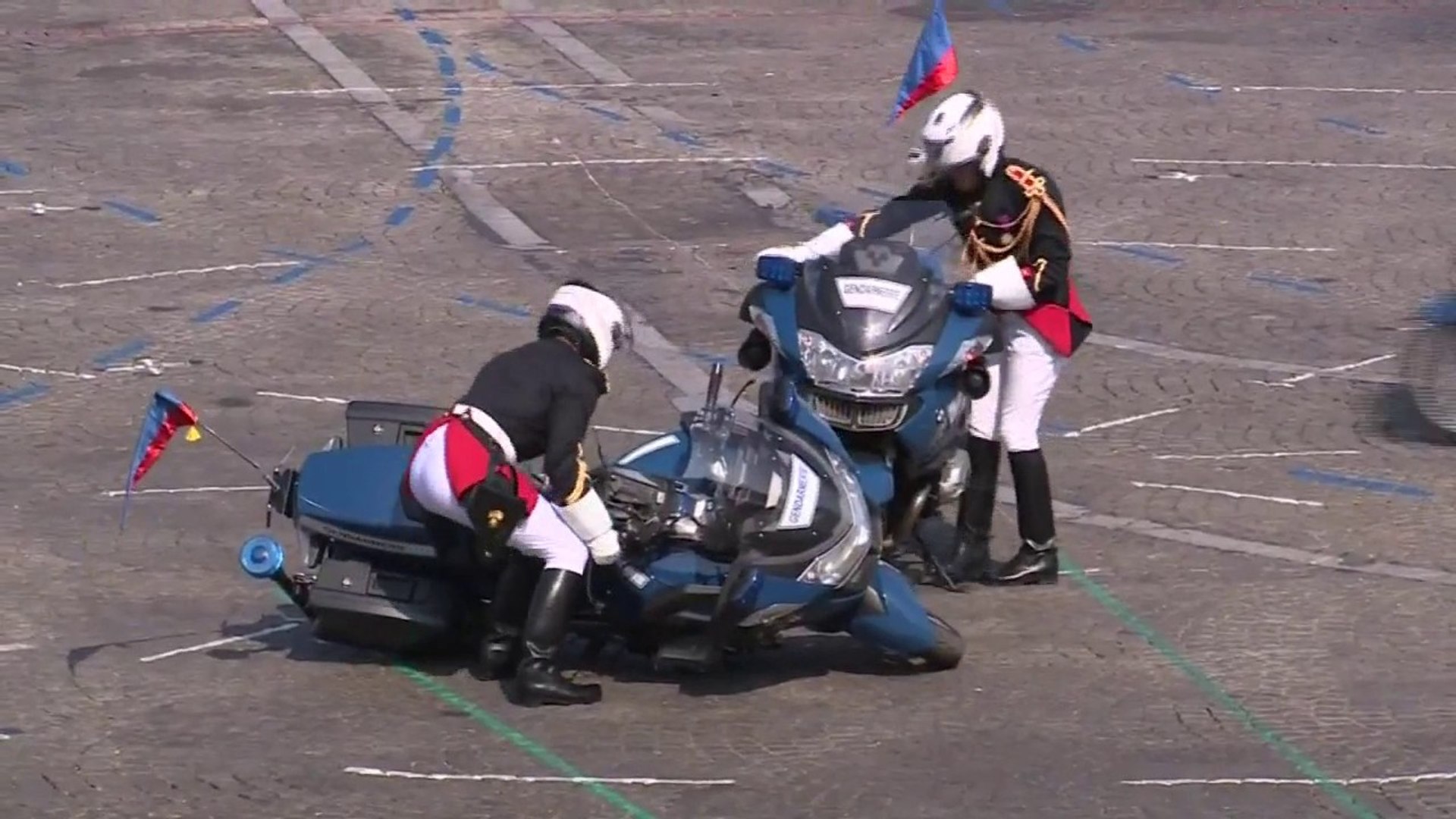14-Juillet: les images des deux motards de la gendarmerie entrés en  collision, sans gravité, pendant le défilé - Vidéo Dailymotion