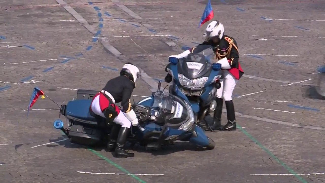 14-Juillet: les images des deux motards de la gendarmerie entrés en collision, sans gravité, pendant le défilé