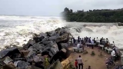 ಮುಂಗಾರು ಮಳೆಯ ದುರಂತ : 4 ತಿಂಗಳೊಳಗೆ ಬಲಿಯಾಗಿದ್ದು 126 ಮಂದಿ  | Oneindia Kannada