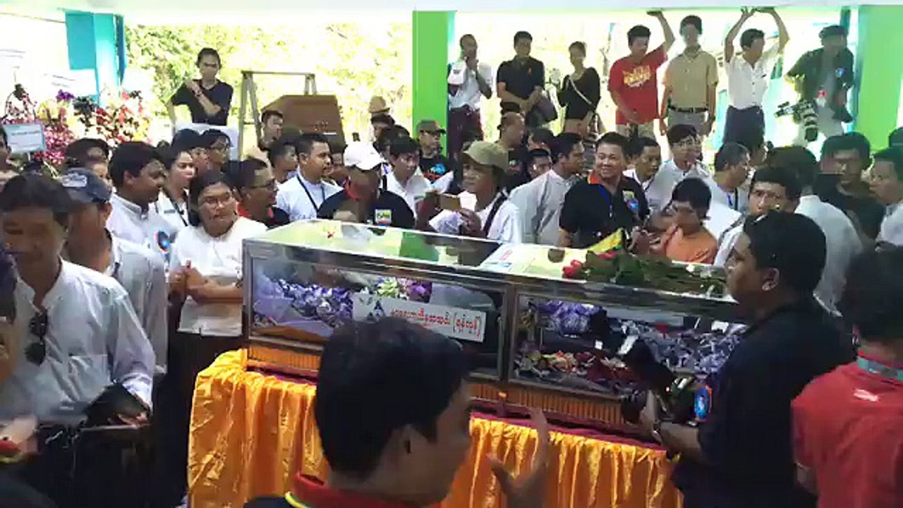 မဇၥိ်မလႈိင္း ေတးဂီတအဖြဲ႕ဝင္ ေတးေရး၊ေတးဆို၊ ေဘ့စ္ဂီတာသမား ဦးရဲလြင္ရဲ  ့စ်ာပနအခမ္းအနား