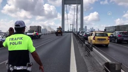 15 Temmuz Şehitler Köprüsü'nde otomobil yandı (1) - İSTANBUL