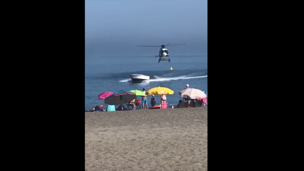 Un narcotrafiquant débarque en bateau sur une plage