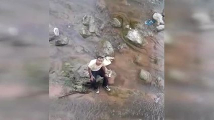 Balık Tutarken Dereye Düşen Şahsı İtfaiye Eri Sırtında Taşıyarak Çıkardı