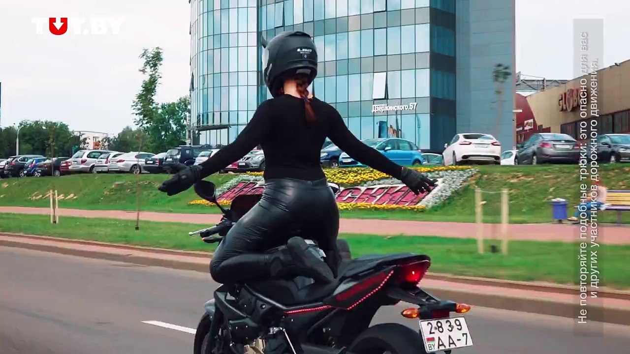 Девушка устраивает "танцы" на мотоцикле прямо на дорогах Минска