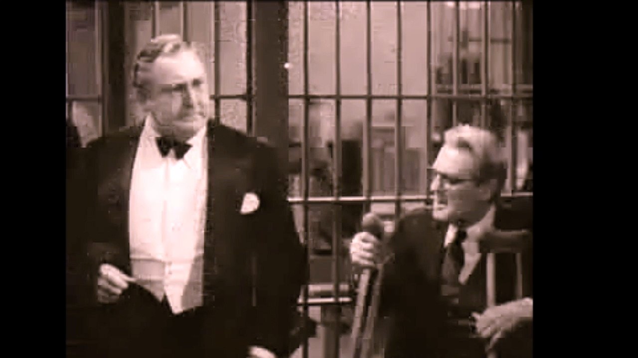 ¿POBRE HOMBRE O HOMBRE POBRE? - ESCENA PELICULA VIVE COMO QUIERAS - 1938