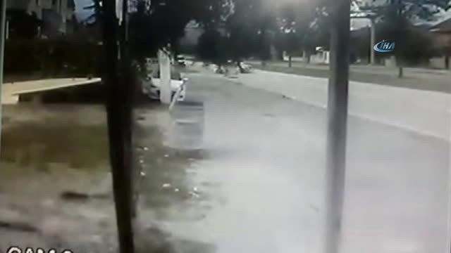 Otomobil Böyle Takla Attı 4 Kişi Yaralandı