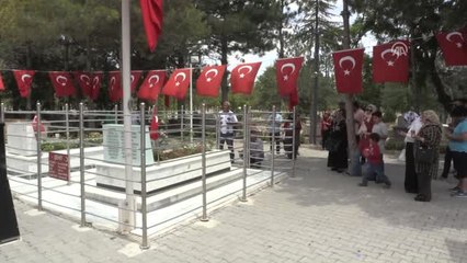 Şehit Halisdemir'in Kabrine Ziyaretçi Akını