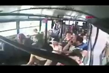 İşte AKP Türkiye'si: 'Mini etekli yolcu var' diye otobüsü karakola çektirdi