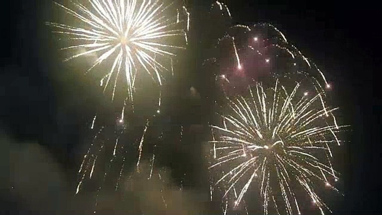 Les femmes oui l'artifice non, le feu oui et  Auxerre dit oui au feu