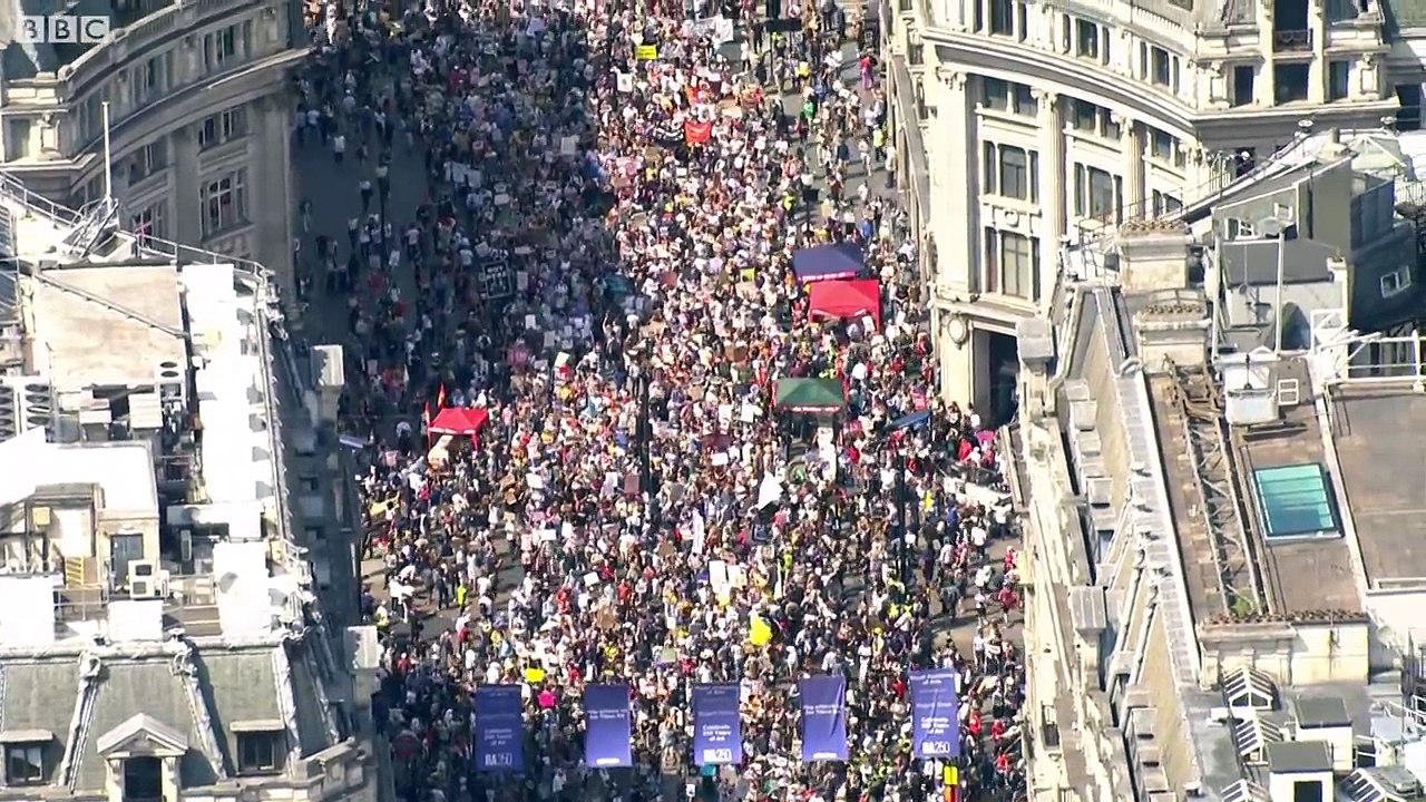 Aerial view of London anti-Trump protest - BBC News