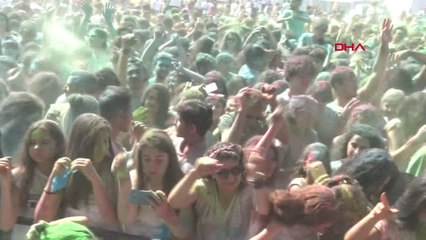 İstanbul Binlerce Genç Color Fest ile 'Yoğurda Renk Kattı'