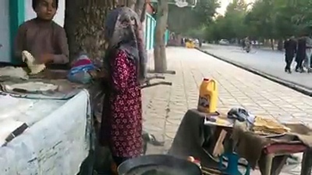 دخترک زحمت‌کش تخار زمین