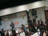 Un prof de musique devient fou et casse le violon d'un élève