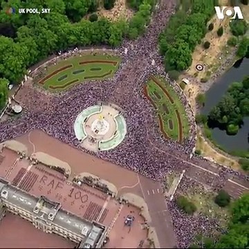 اعضای خانواده سلطنتی بریتانیا در قصر باکینگهام واقع در لندن گردهم جمع شدند و صدمین سالروز ایجاد قوای هوایی سلطنتی این کشور را تجلیل کردند. ملکه الیزابت در کنار