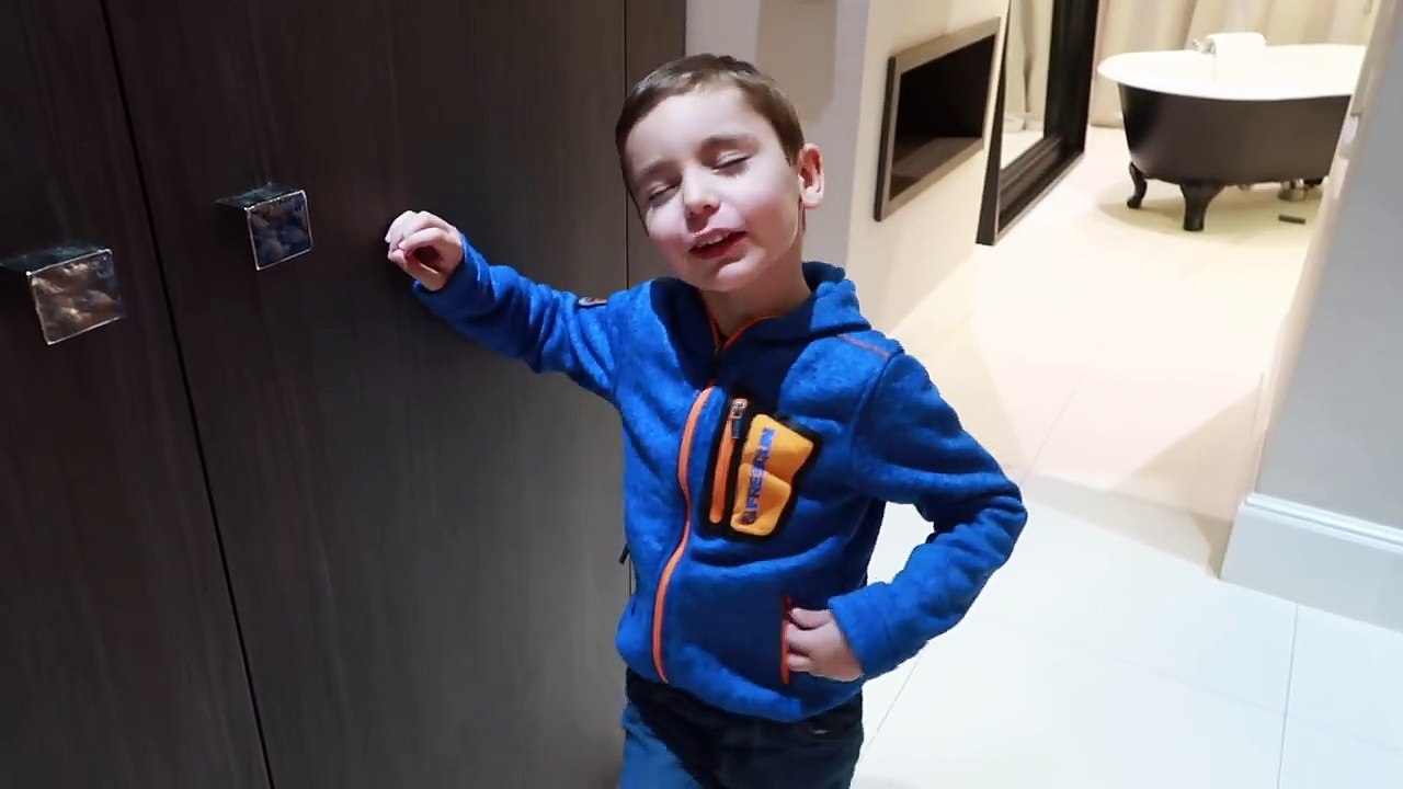 Cache-cache dans notre chambre !