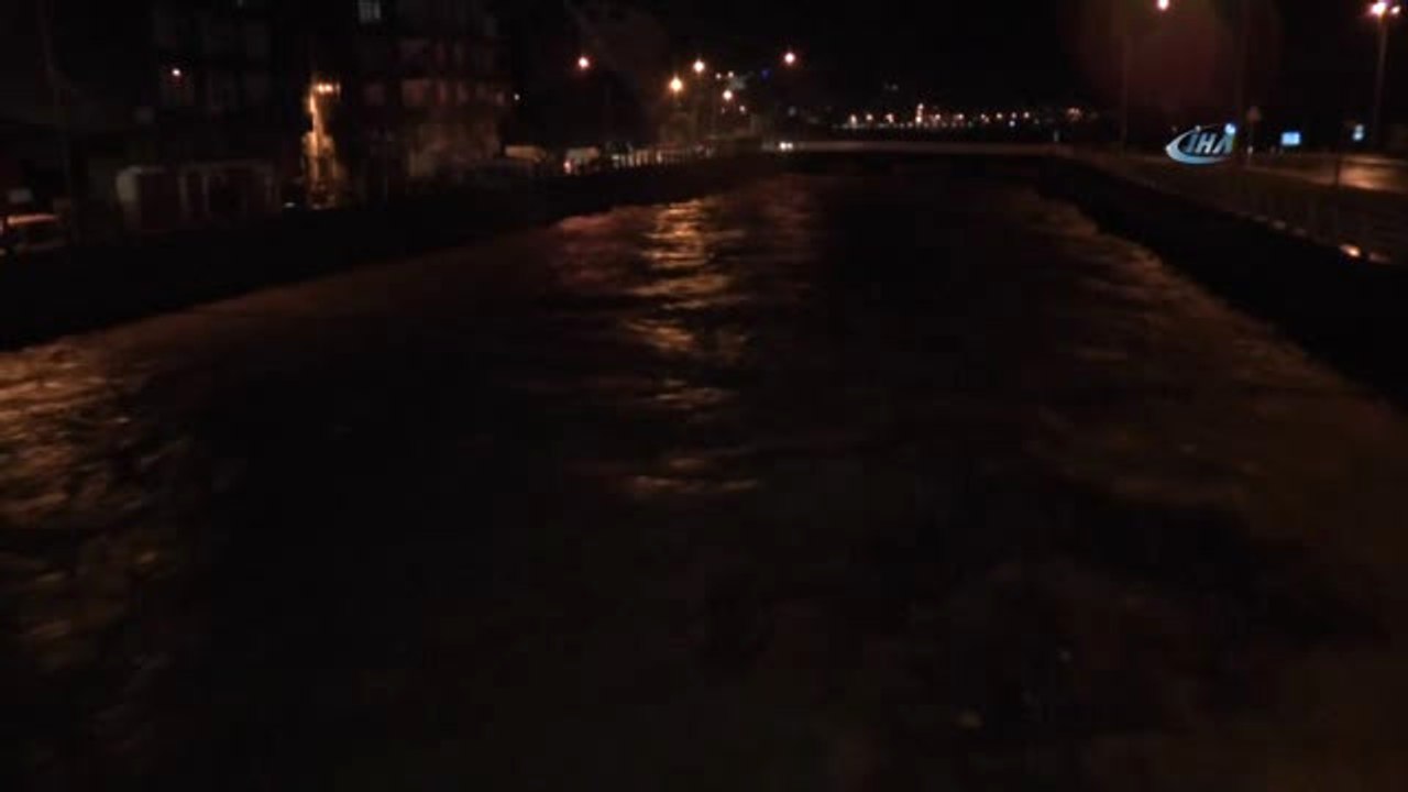 Ünye Sele Teslim Oldu