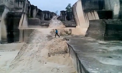 Video herunterladen: Wisata Bekas Tambang Kapur di Desa Batu Putih, Sumenep