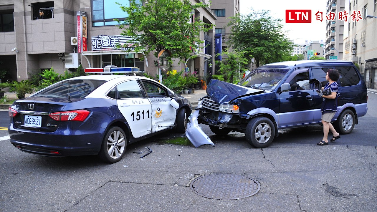 伸冤？警車被撞旋轉180度 恰巧是舞女跳樓身亡處