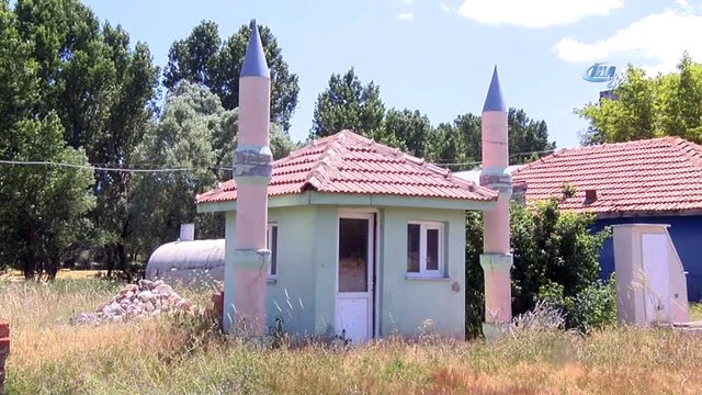 En küçük cami... 4 metre karelik, çift minareli mescit dikkat çekiyor