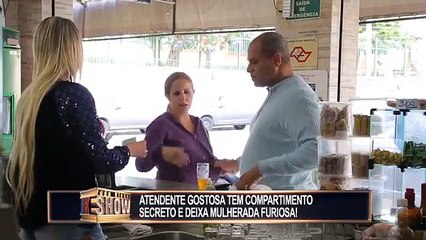 # Balconista ousada guarda o troco no sutiã e deixa a mulherada furiosa