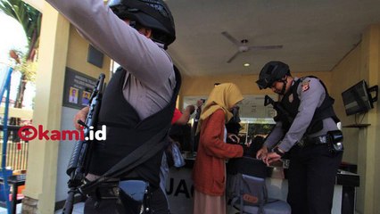 Gunakan Motor Matic, Pasutri Terobos dan Lempar Bom Panci ke Polres Indramayu