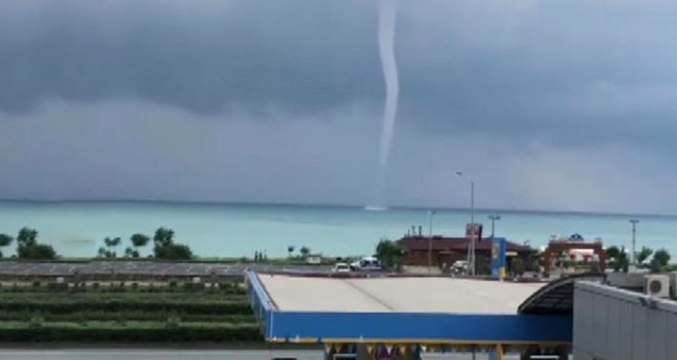 Rize'deki Hortum Vatandaşları Korkuttu, O Anları Görüntülemek İsteyenler Telefonlarına Sarıldı
