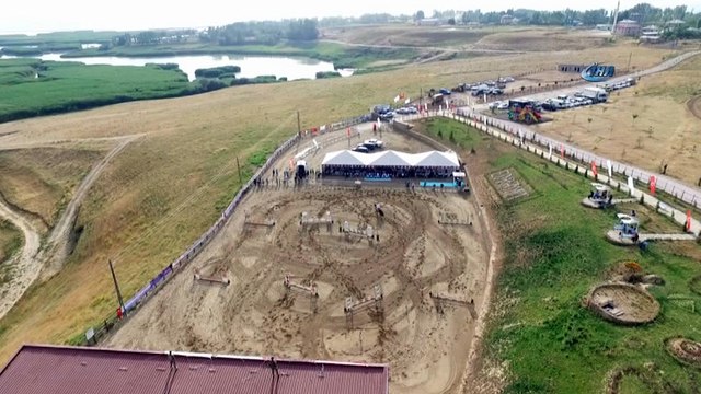 Van tarihinde bir ilk... 15 Temmuz Şehitler Kupası Ulusal Engel Atlama Yarışması’ renkli görüntülere sahne oldu