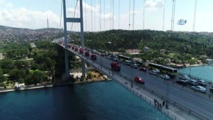15 Temmuz'un Sembolü Olan Kamyonların Köprüden Geçişi Havadan Görüntülendi
