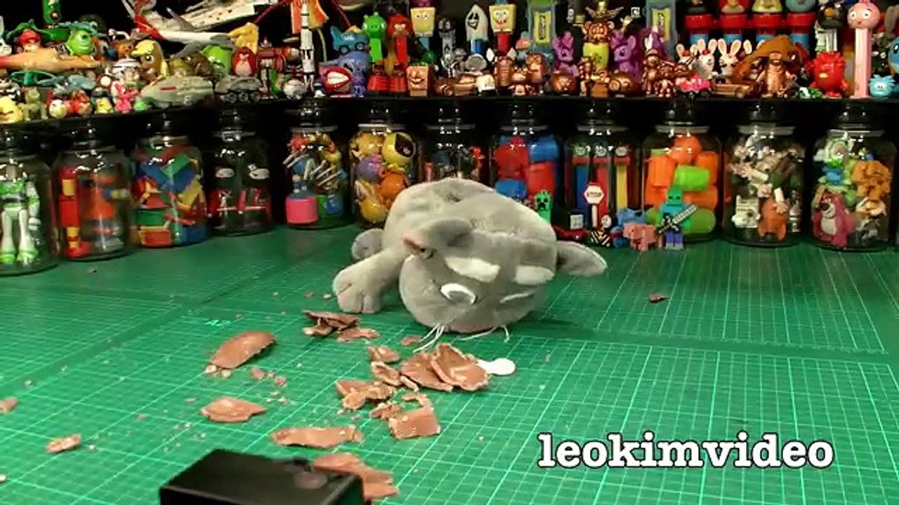 Kinder Surprise Eggs Maxi Egg Easter Bunny Chocolate Talking Tom Cat Smashing Unwrapping