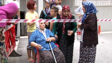 3 katlı binada yangın çıktı, ev sahipleri gözyaşı döktü