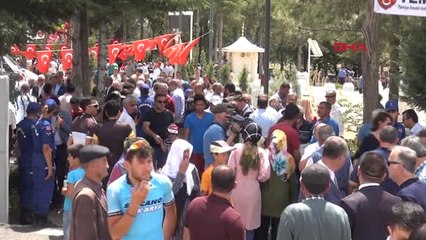 Şehit Ömer Halisdemir'in Kabri Ziyaretçi Akına Uğradı