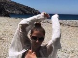Δείτε τη Λασκαράκη να χορεύει ξέφρενα σε παραλία της Αστυπάλαιας όπου κάνει διακοπές με τον Σουλτάτο