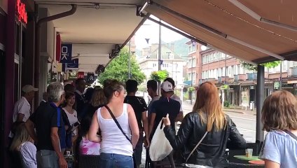 Malgré l’orage et la pluie qui arrosent Saint-Dié, l’ambiance monte dans les bars. Les supporters sont chauds.