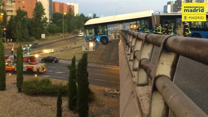 Un autobús del Mad Cool suspendido en el vacío