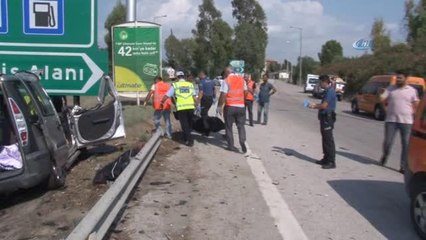 Denizden Dönen Aileyi Taşıyan Kamyonet, Otoyolda Bariyerlere Çarptı: 3 Ölü, 6 Yaralı