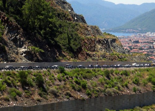 Marmaris'e Akın Eden Turistler, 5 Kilometrelik Kuyruk Oluşturdu