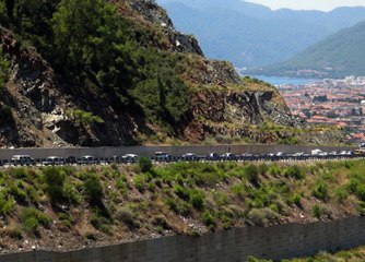 Marmaris'e Akın Eden Turistler, 5 Kilometrelik Kuyruk Oluşturdu