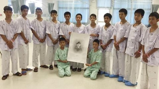 Thai boys pay tribute to ex-Navy Seal who died in rescue mission