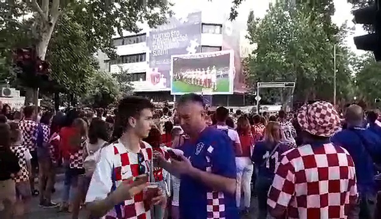 Navijači Hrvatske na ulicama Mostara 1